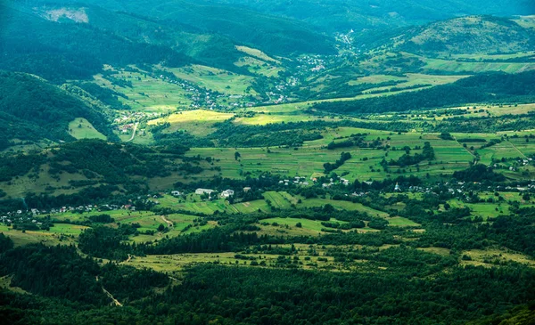 Ukrajinské Karpaty v blízkosti Polska a Slovenska, krajina v horách — Stock fotografie