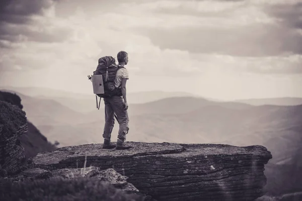 Con mochila senderismo en las montañas —  Fotos de Stock