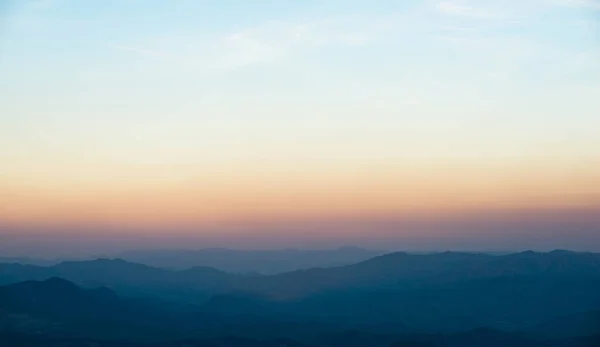 Minimalismo de montaña, puesta de sol sobre las montañas, paisaje backgr — Foto de Stock