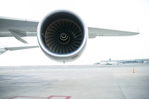 Motor de avião de turbina no aeroporto durante o dia — Fotografia de Stock