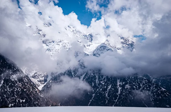 Havas Csúcsok Himalája Hegyekben Indiában Gyönyörű Táj Felhőkkel — Stock Fotó