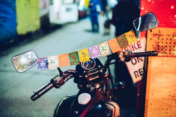 Bandeiras Budistas Uma Motocicleta Índia Inscrição Nas Bandeiras Padma Hum — Fotografia de Stock