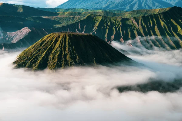 Endonezya Daki Java Adasındaki Bulutlardaki Volkanların Manzarası — Stok fotoğraf
