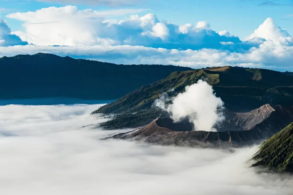 Paisagem Vulcões Nas Nuvens Amanhecer Ilha Java Indonésia — Fotografia de Stock