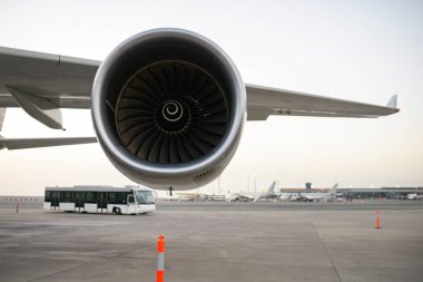 Havaalanı pistine inen yolcu