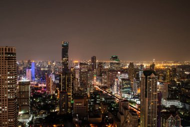 Bangkok 'un çatısından gece şehir manzarası