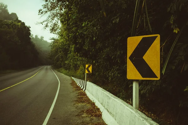 Δρόμο Και Ταξίδι Στρίψτε Σήμα — Φωτογραφία Αρχείου