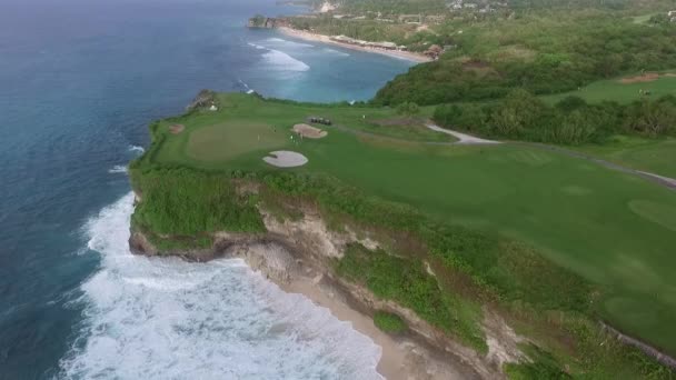 Luftaufnahme eines Golfplatzes an der Küste im Resort