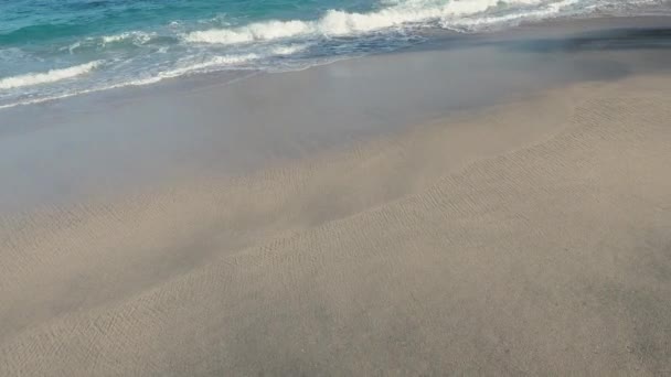 Hermosa Agua Clara Color Turquesa Con Playa De Arena Blanca Hay Barcos Tradicionales E Islas Rocosas En El Fondo En Una Pequeña Laguna