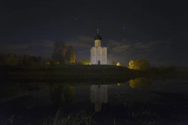 Church of the Intercession of the Holy Virgin on the Nerl River n night, Bogolubovo, Russia — Stock Image Church Intercession Holy Virgin Nerl River Night Bogolubovo Russia Royalty Free Stock Images