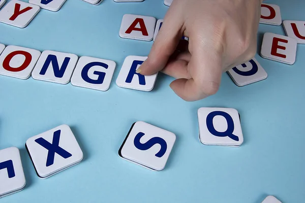 Eller Mektuplar Mavi Bir Arka Plan Üzerine Yayılmış — Stok fotoğraf