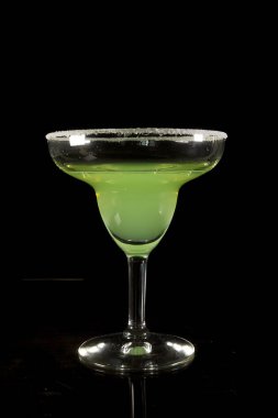 Klasik Margarita kokteyl siyah yansıtıcı yüzeyi