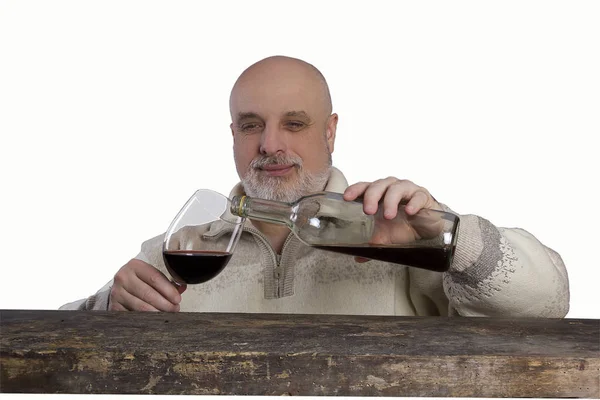 Skjeggete Mann Med Glass Vin Ved Disken – stockfoto