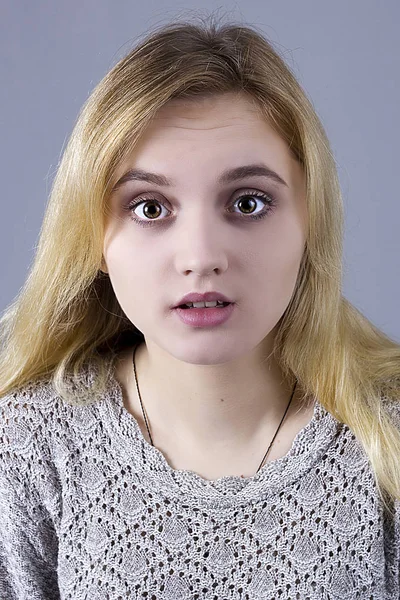 Retrato Una Joven Sorprendida Sobre Fondo Gris — Foto de Stock