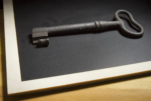Παλιό Σκουριασμένο Κλειδί Μαύρο Ένα Πολεμικό Πλακών — Φωτογραφία Αρχείου