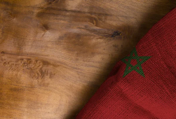 Σημαία Του Μαρόκου Από Τραχύ Ύφασμα Μια Ξύλινη Επιφάνεια — Φωτογραφία Αρχείου