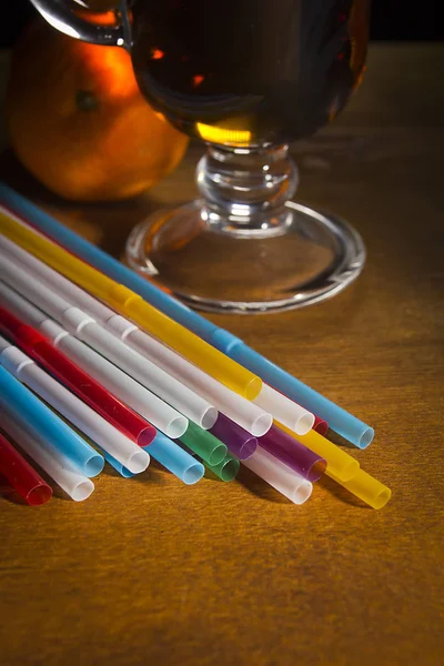 Cannucce Multicolori Bicchiere Con Grog Tavolo Legno — Foto Stock