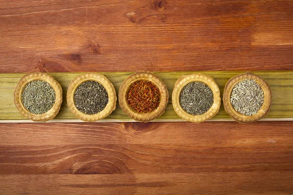 Tartlets Ahşap Arka Plan Üzerinde Içinde Baharatlar — Stok fotoğraf