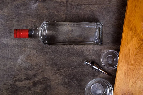木製の背景に強いアルコールの瓶 — ストック写真