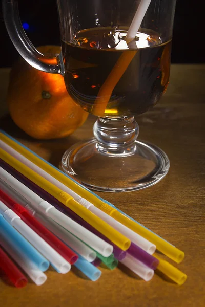 Bunte Strohhalme Und Ein Glas Mit Grog Auf Einem Holztisch — Stockfoto
