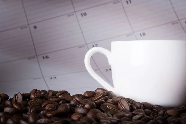 Café Com Calendário Uma Mesa Madeira — Fotografia de Stock