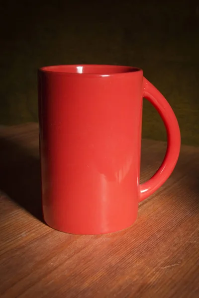 Kırmızı Çay Bardağı Mutfak Masasında — Stok fotoğraf