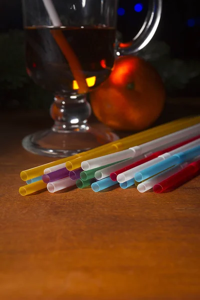 Pajitas Multicolores Vaso Con Grog Sobre Una Mesa Madera —  Fotos de Stock