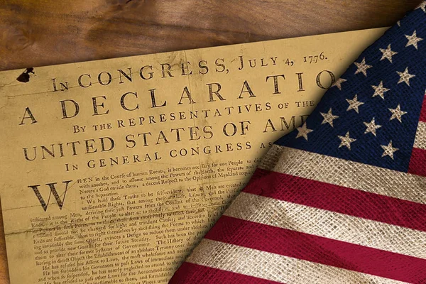 木製の背景にラフ生地からアメリカの国旗と米国の宣言 — ストック写真