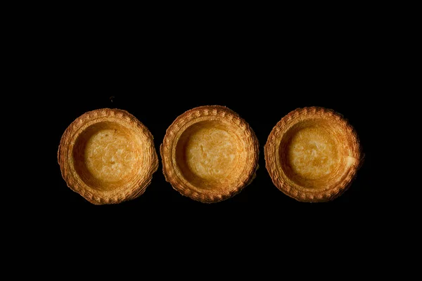 黑色背景上没有填料的 Tartlets — 图库照片