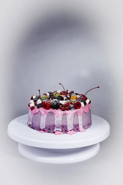 Торт Фруктовым Йогуртом Пластиковом Подставке — стоковое фото