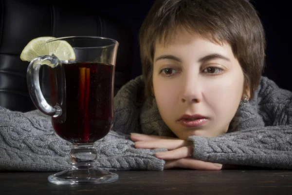 Ung Kvinna Grå Tröja Och Varma Alkoholhaltiga Dryck — Stockfoto