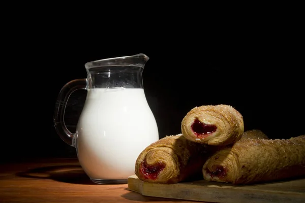 Sweet Bakning Träplatta Och Mjölk Glasskål — Stockfoto