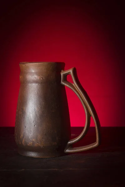 Vidrio Arcilla Con Cerveza Sobre Fondo Rojo —  Fotos de Stock