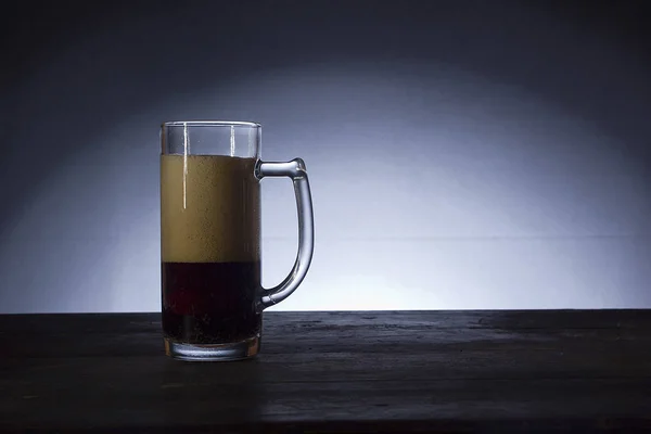 青色の背景にビールとガラス ガラス — ストック写真