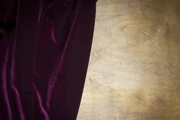 木质表面的紫色 Velor — 图库照片