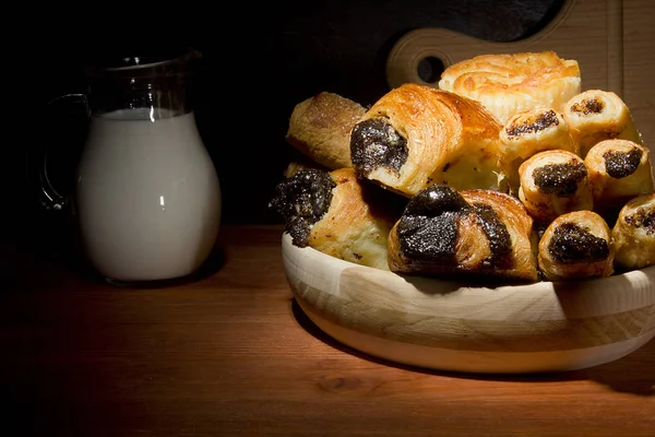 Zoet Bakken Een Houten Plaat Melk Een Glazen Kom — Stockfoto