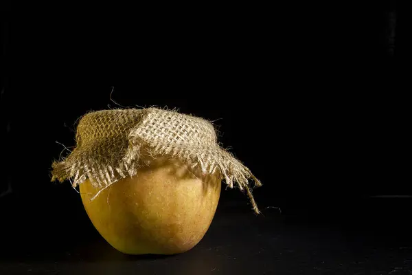 Apfel Einer Mütze Aus Klett Auf Schwarzem Hintergrund — Stockfoto