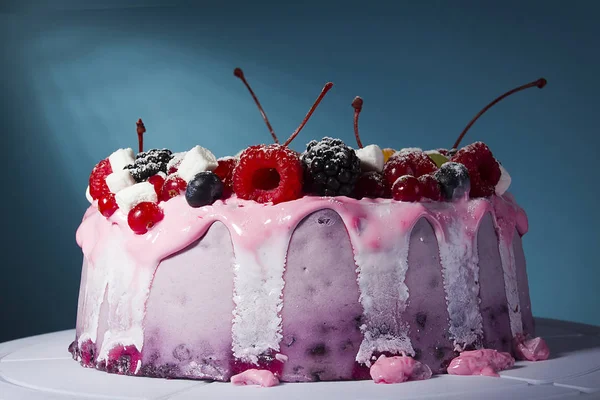 Fruchtjoghurtkuchen Auf Blauem Hintergrund — Stockfoto
