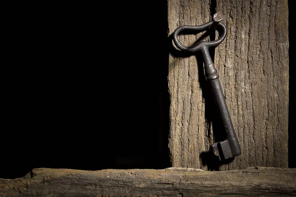 Oldtimer Schlüssel Hängt Einem Alten Baumstamm — Stockfoto