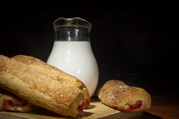 Tatlı Bir Ahşap Plaka Bir Cam Kabın Içinde Süt Pişirme — Stok fotoğraf