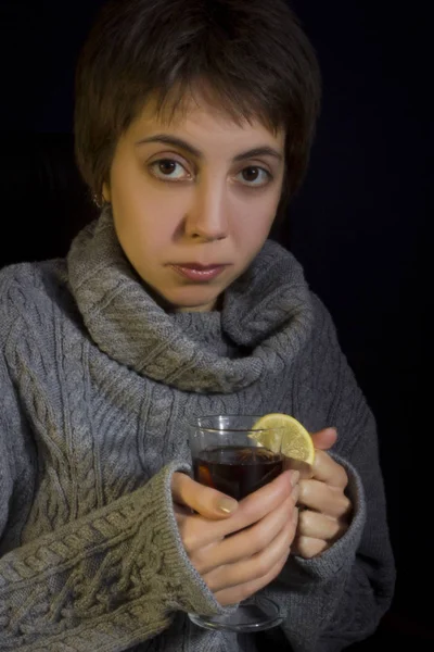 Ung Kvinna Tröja Med Varm Drink — Stockfoto