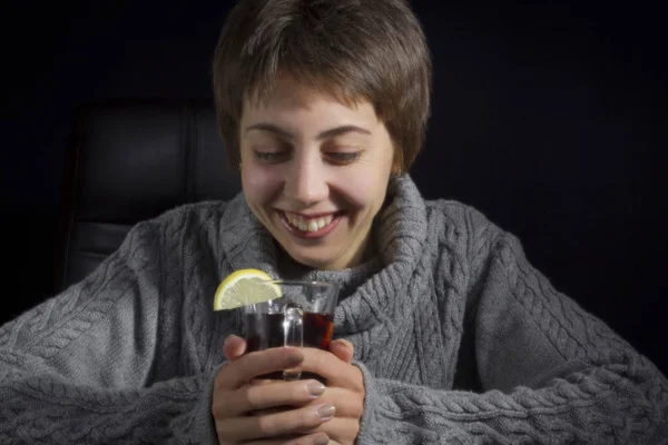 Ung Kvinna Tröja Med Varm Drink — Stockfoto
