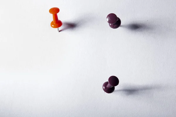 Broches Collées Dans Une Feuille Papier Vierge — Photo