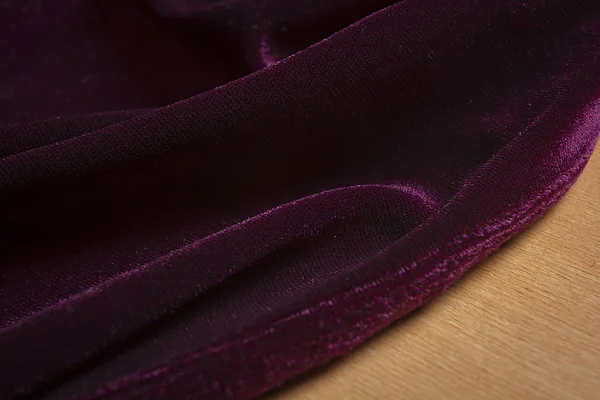 Tissu Velours Violet Sur Une Surface Bois — Photo