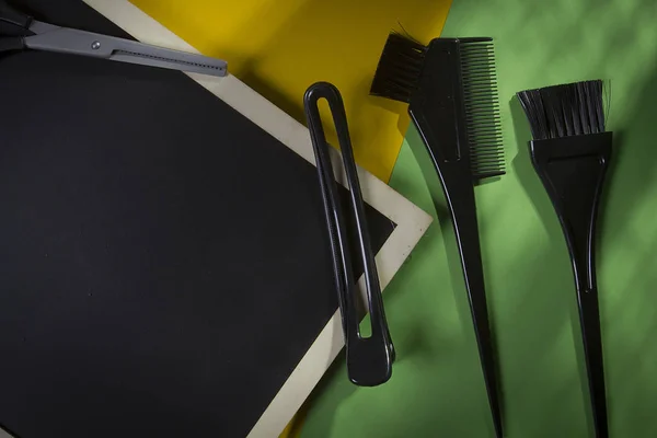 黄绿色背景上的发型师工具和配件 — 图库照片