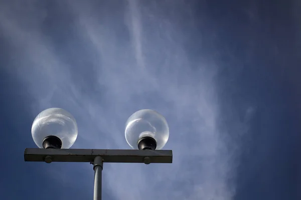 Straat Lamp Tegen Het Voorjaar Van Blauwe Hemel — Stockfoto