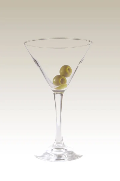 Leeres Glas Mit Oliven Auf Weißem Isolierten Hintergrund — Stockfoto