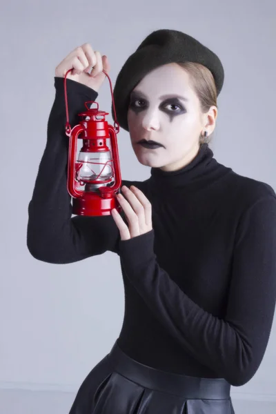 Chica Mimo Con Lámpara Gas Rojo Sobre Fondo Gris — Foto de Stock