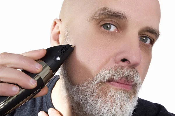 Чоловік голить свою бороду — стокове фото