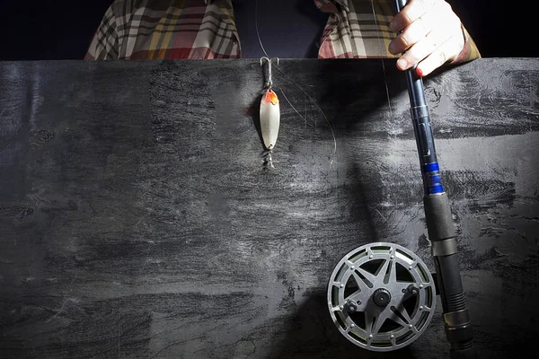 Mains d'hommes avec matériel de pêche — Photo